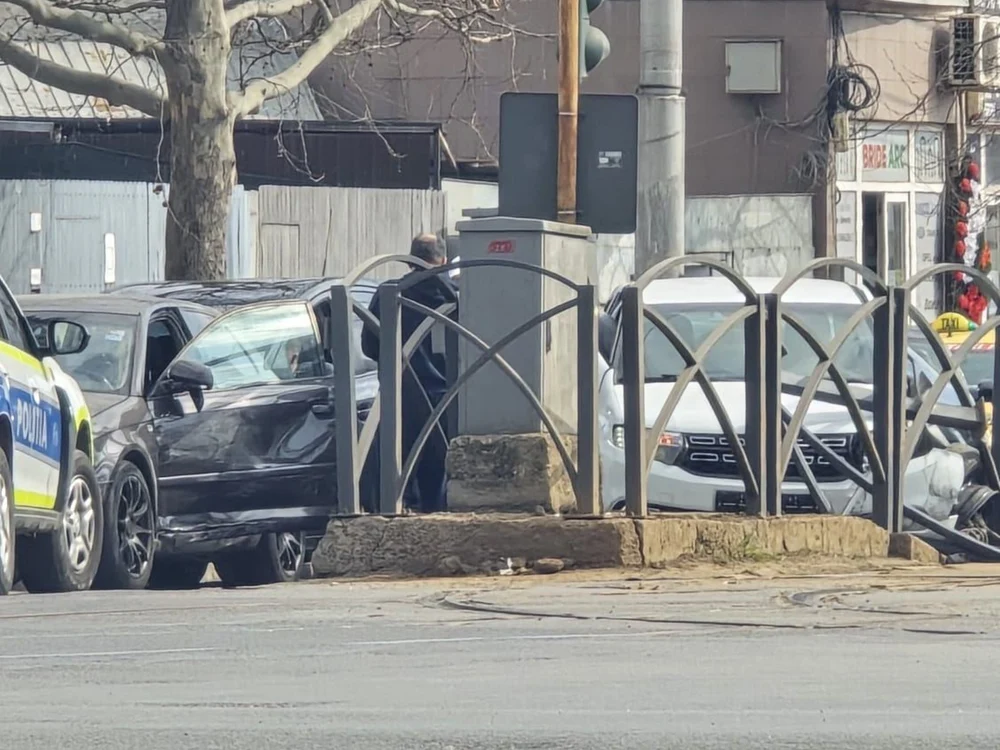 Accident în lanț în Capitală: trei persoane, lovite de o mașină care a ricoșat în gardul refugiului de tramvai