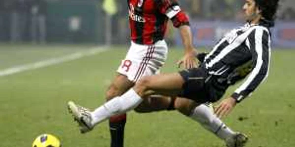 Jorge Martinez (dreapta), în luptă cu Gattuso * Foto: Reuters