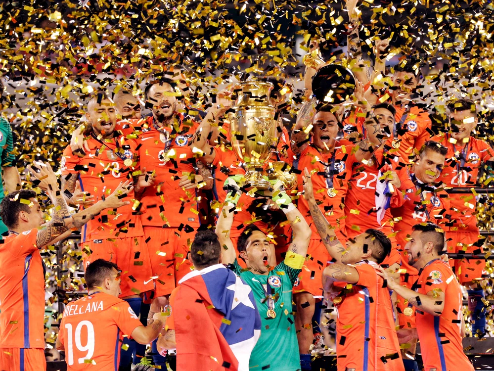 
    Chile a câştigat pentru a doua oară consecutiv Copa America. Căpitanul Claudio Bravo, ridicând trofeul în finala din Statele UniteFoto: AP  