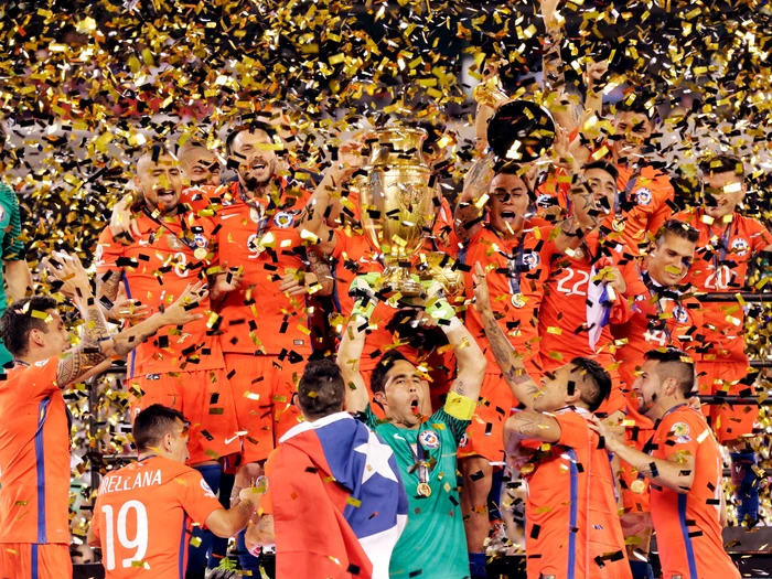 Chile a câştigat pentru a doua oară consecutiv Copa America. Căpitanul Claudio Bravo, ridicând trofeul în finala din Statele UniteFoto: AP