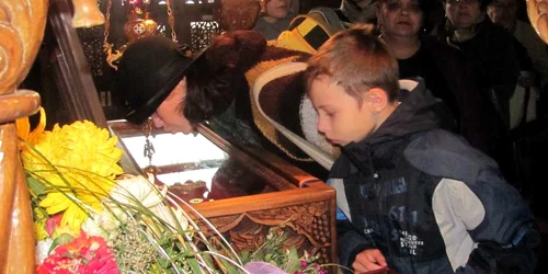Credincioşi de toate vârstele s-au rugat la veşmântul Sfintei Parascheva