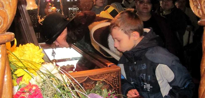 Credincioşi de toate vârstele s-au rugat la veşmântul Sfintei Parascheva