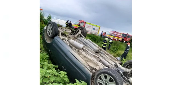 Un sofer a pierdut controlul volanului si s-a rasturnat in sant