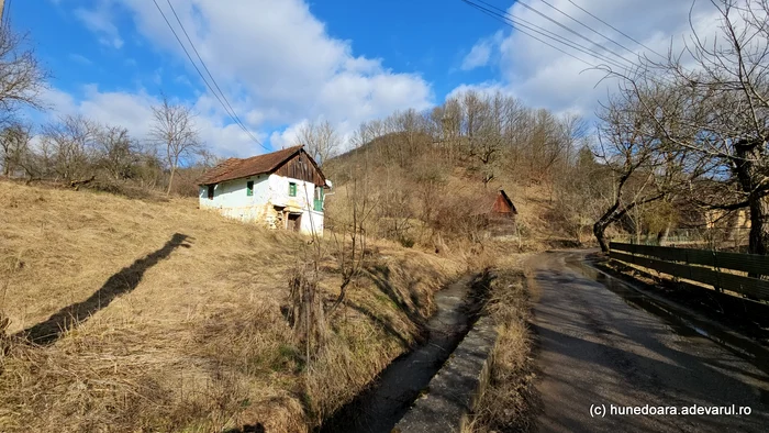 Case din satul Ruda din Huendoara, cumpărate dar uitate de ani buni. Foto: Daniel Guță