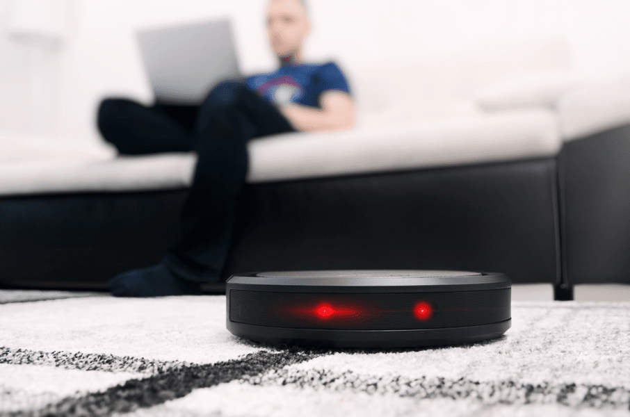 Imagini intime captate de un aspirator inteligent au ajuns online: cum ajung roboții să monitorizeze viața oamenilor din toată lumea