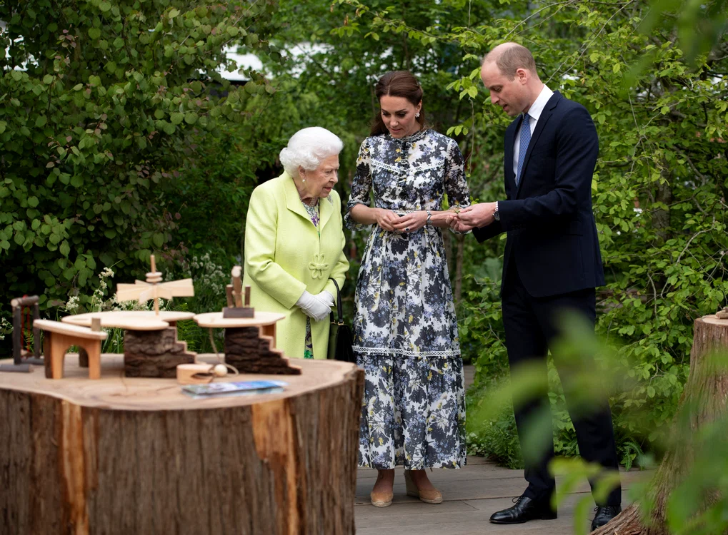 Regina și ducii de Cambridge au petrecut ore întregi în grădina din Chelsea
