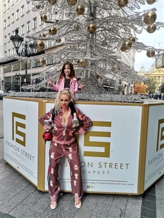 
    Timp de o oră pe zi filmează pentru Teleshopping   