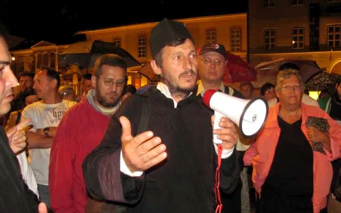 Parintele Gheorghe Alb s-a alaturat protestatarilor de la Sibiu - Foto Ramona Găină