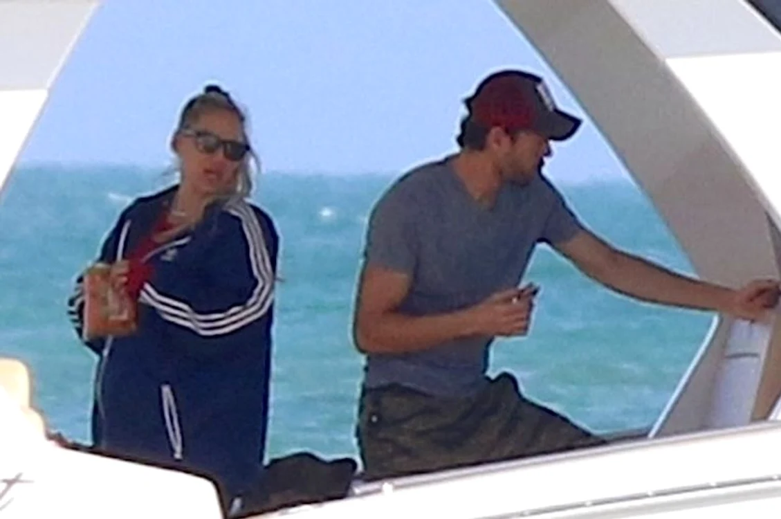 Anna Kournikova a fost surprinsă pe yacht, alături de Enrique Iglesias