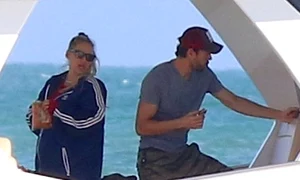 Anna Kournikova a fost surprinsă pe yacht, alături de Enrique Iglesias jpeg
