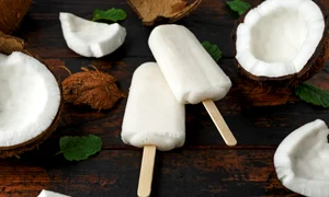 Inghetata de nuca de cocos  Sursa foto shutterstock 1350168797 jpg