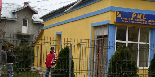 Câţiva membri de partid fac de strajă ca nimeni să nu mai intre în sediu 