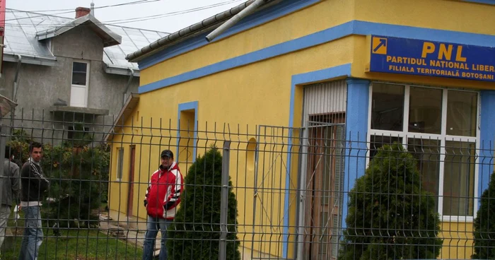 Câţiva membri de partid fac de strajă ca nimeni să nu mai intre în sediu 