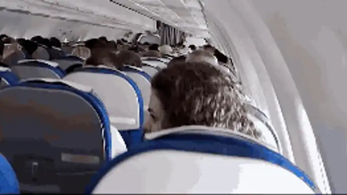 Avionul a traversat o zonă cu turbulențe puternice timp de 30 de minute VIDEO Andrei Buda / Facebook