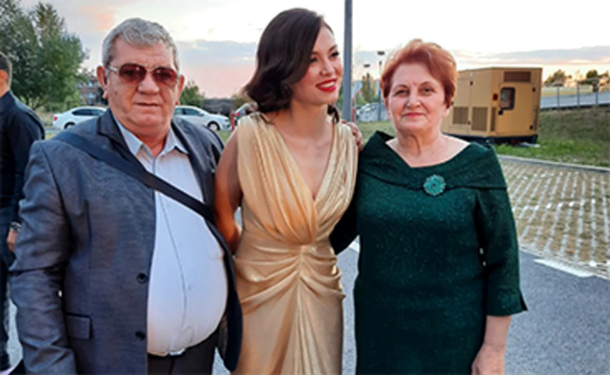 
    Anca a venit însoțită de părinți  