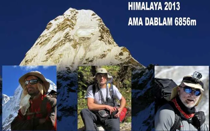 Pietrenii Ionuţ Ştefănescu (stânga), Marin Amarinei şi Sorin Baciu (dreapta) şi vârful Ama Dablam (6856 m) din Himalaya FOTO Sorin Baciu