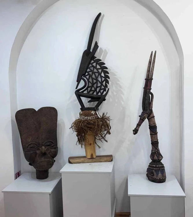 „Măști ale puterii” – expoziție de artă africană la Muzeul Etnografic al Transilvaniei