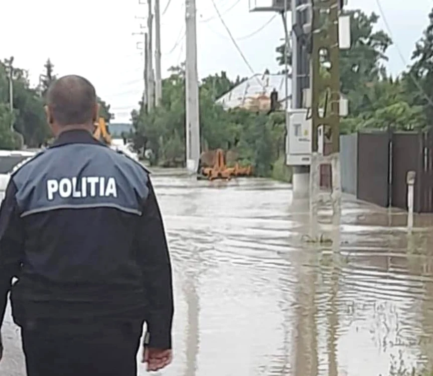Poliţiştii au intervenit să o salveze pe bătrână