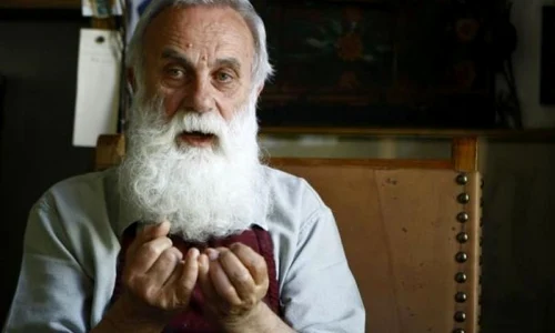 Adevărul Live, ora 12 00  Satul românesc în moarte clinică  Pictorul Ştefan Câlţia, despre colectivizare: „La colholz, am fost prima dată fericit că am furat“ jpeg