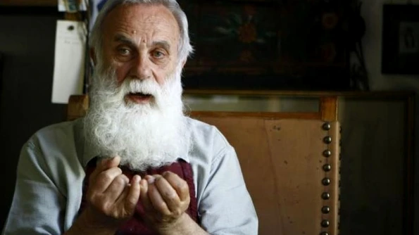Adevărul Live, ora 12 00 Satul românesc în moarte clinică Pictorul Ştefan Câlţia, despre colectivizare: „La colholz, am fost prima dată fericit că am furat“ jpeg