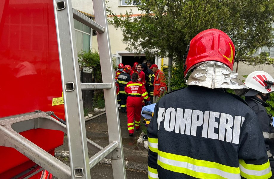 Un bărbat a sărit de la etajul 2, speriat de incendiul izbucnit într-un bloc din Tecuci
