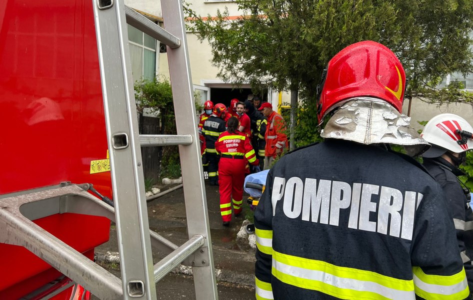 Explozie într-un bloc din Bistrița, în apartamentul unui bărbat de 77 de ani. Locatarii s-au autoevacuat