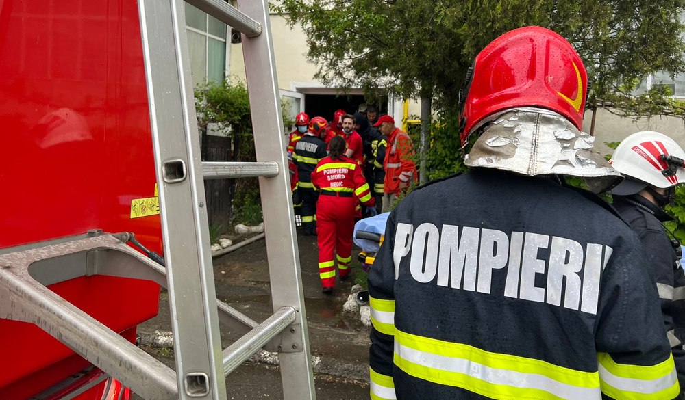Apartament cuprins de flăcări în Brăila. Două persoane inconștiente găsite în locuință, se fac manevre de resuscitare