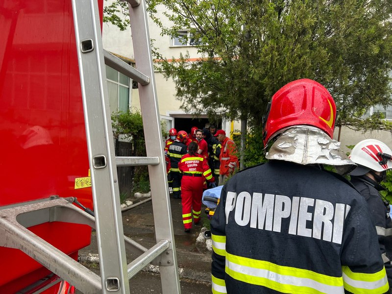 Incendiu cu degajări mari de fum într-un bloc din Ploieşti. Șase persoane asistate medical, 55 de persoane evacuate