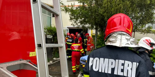 Panică într-un bloc din Sibiu în urma izbucnirii unui incendiu Foto ISU Sibiu jpg