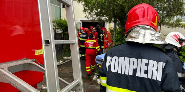 Panică într-un bloc din Sibiu în urma izbucnirii unui incendiu Foto ISU Sibiu jpg