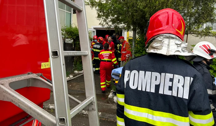 Pompierii au stabilit un perimetru de siguranță la o firmă care încarcă butelii FOTO arhivă Adevărul