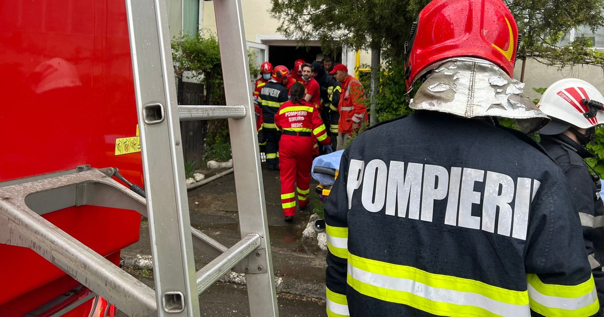 Incendiu în Ploiești: 30 de locatari evacuați din cauza fumului dens