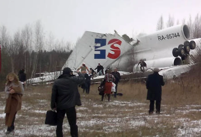 Avionul a aterizat de urgenţă în Rusia: doi morţi şi circa 80 de răniţi