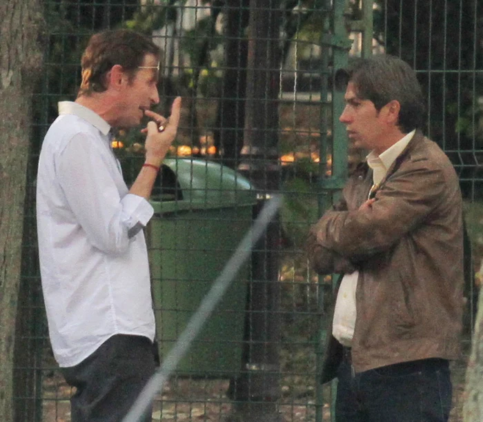 
    Mircea Solcanu face câteva semne obscene, în timp ce-i explică ceva unui prietenSursă foto: Blitz  