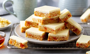 Prajitura cu ciocolata alba  Sursa foto shutterstock 1777327733 jpg