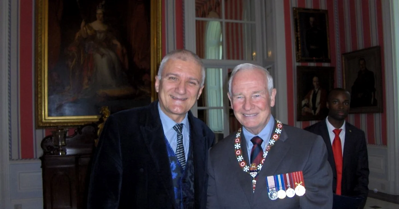Profesorul Vania Atudorei (stânga)alături de Excelenţa Sa Foarte Onorabilul David Lloyd Johnston, Guvernatorul General al Canadei