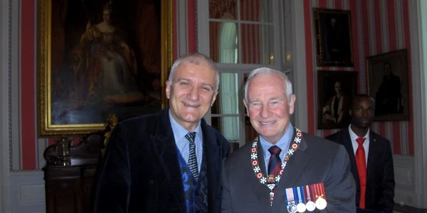 Profesorul Vania Atudorei (stânga)alături de Excelenţa Sa Foarte Onorabilul David Lloyd Johnston, Guvernatorul General al Canadei