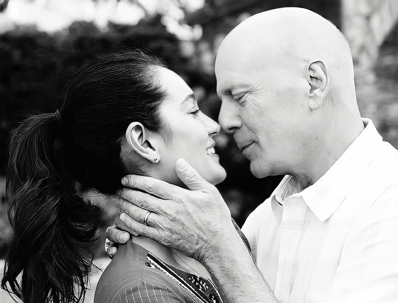 Imagini emoționante cu Bruce Willis sărutându-și soția, la aniversarea nunții. Actorul luptă cu demența