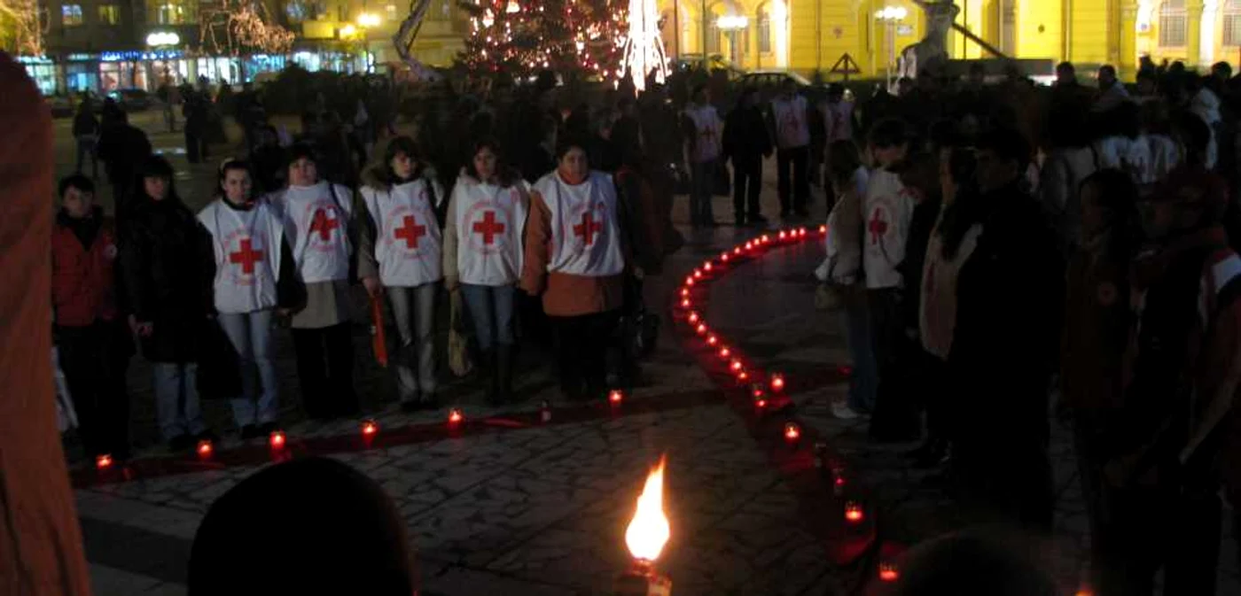 Voluntarii de la Crucea Roşie vor să-i sensibilizeze pe tineri