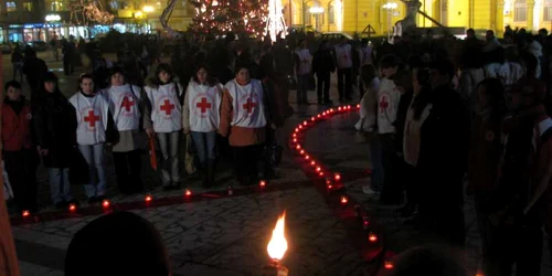 Voluntarii de la Crucea Roşie vor să-i sensibilizeze pe tineri