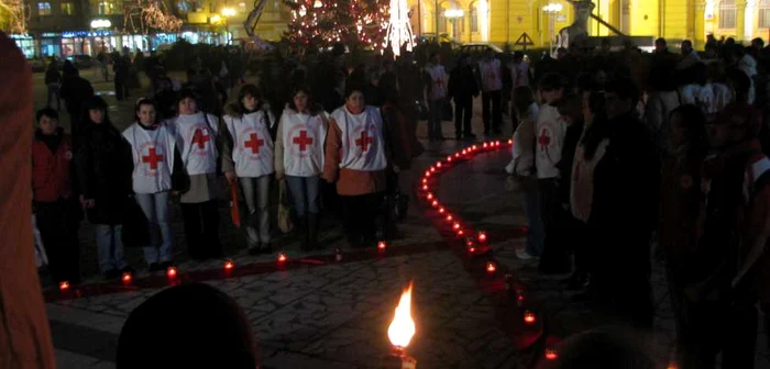 Voluntarii de la Crucea Roşie vor să-i sensibilizeze pe tineri