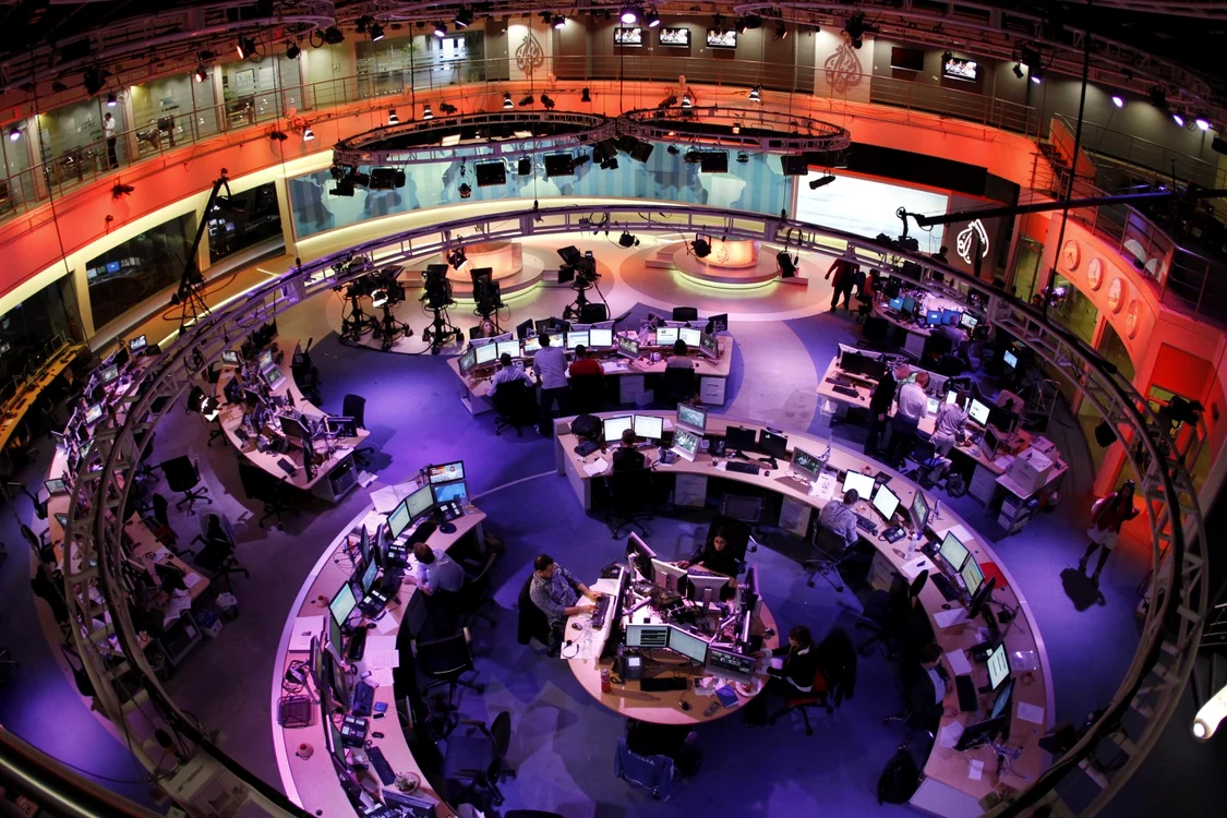 Redacţia Al-Jazeera din Doha, din care toţi jurnaliştii au demisionat vara trecută, invocând „presiuni asupra direcţiei editoriale în prezentarea protestelor din Egipt”. FOTO Reuters