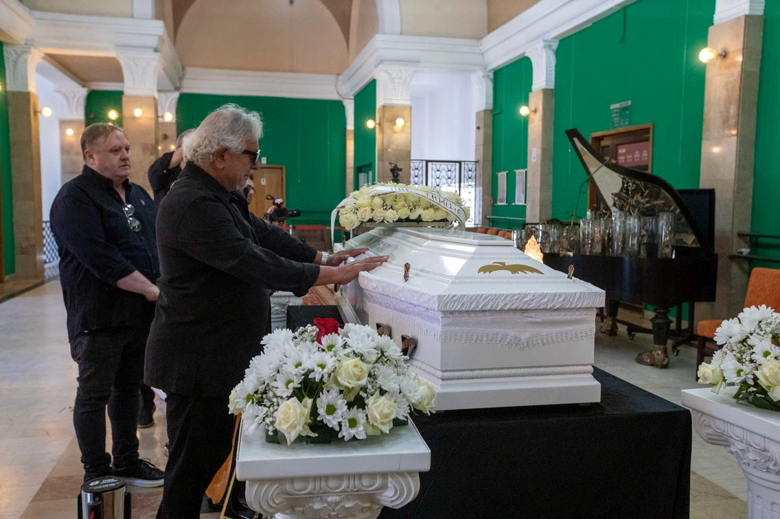 Ovidiu Lipan Țăndărică, la sicriul lui Nicu Covaci. foto: INQUAM Photos Virgil Simonescu