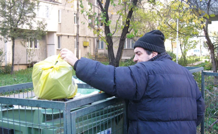 Pungile cu resturi menajere sunt aruncate de-a valma în containere