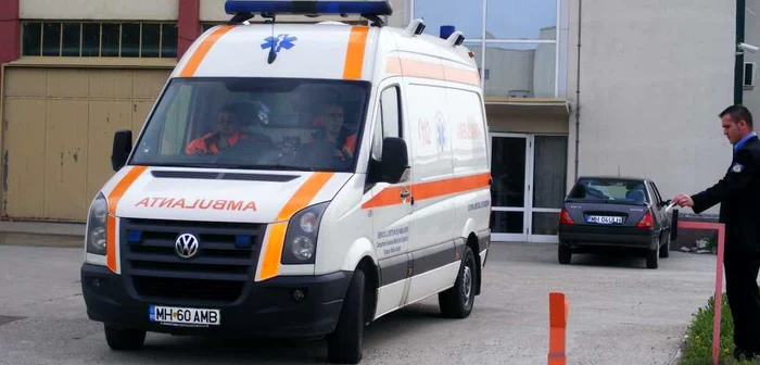 Ambulanţa transporta o adolescentă ce suferea de apendicită cronică. FOTO Arhivă