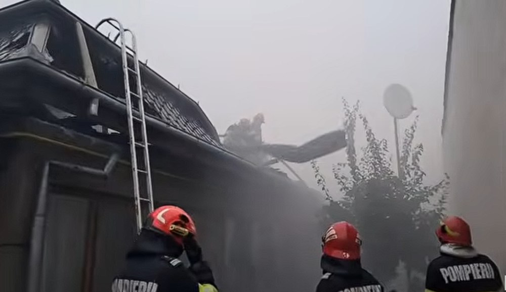 Incendiu violent în Brăila. Trei case au fost cuprinse de flăcări. O femeie a fost salvată de pompieri