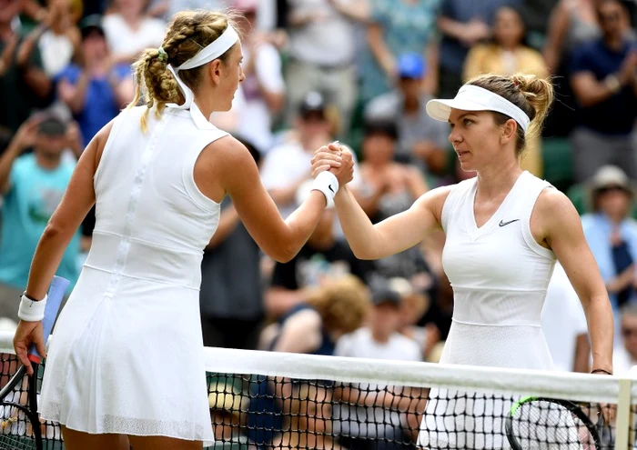 Victoria Azarenka a feklicitat-o pe Simona Halep după meciul din turul 3 al turneului de la WimbledonFoto: EPA-EFE