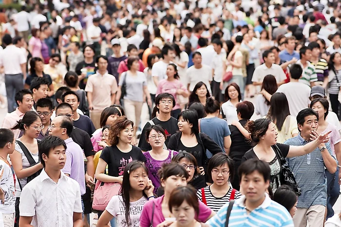 Mulțime de oameni în Nanjing Road din Shanghai, cel mai populat oraș din China