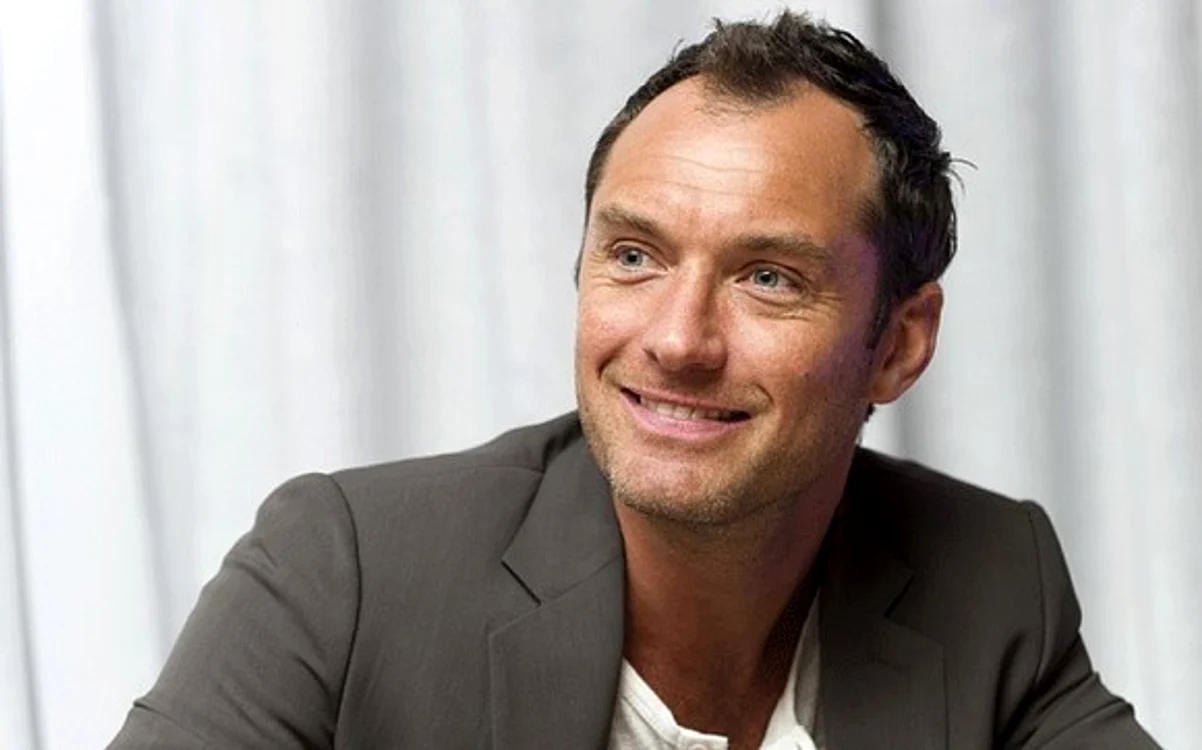 
    Actorul britanic Jude Law a povestit că, în timpul filmărilor pentru „Contagion”, experţi în ştiinţă care erau consultanţi pentru producţie au avertizat că o pandemie similară celei din film urmează  