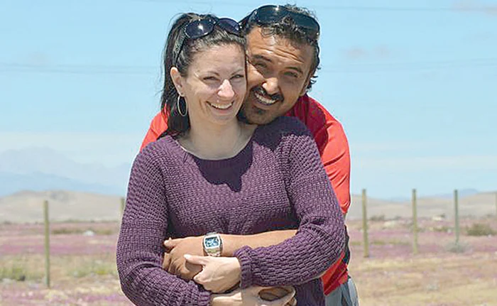 
    Daniel este îmbrăţişat  de mama lui după ce  a fost scos din adâncuri  